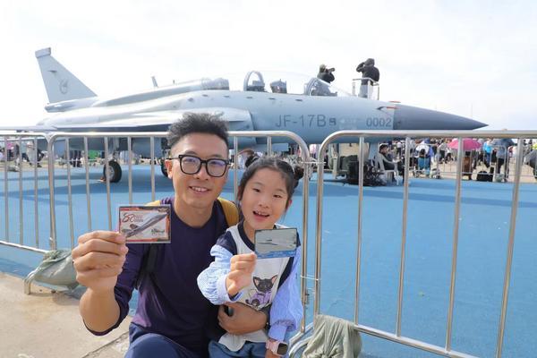 崛起Z世代社交货币点亮文化新消费pg电子中文模拟器千亿卡牌赛道(图1)