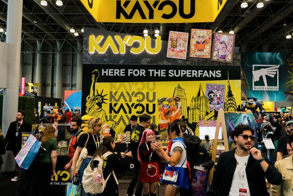 崛起Z世代社交货币点亮文化新消费pg电子中文模拟器千亿卡牌赛道(图3)